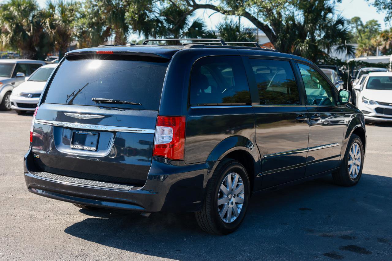 Used 2014 Chrysler Town & Country Touring FWD image 11