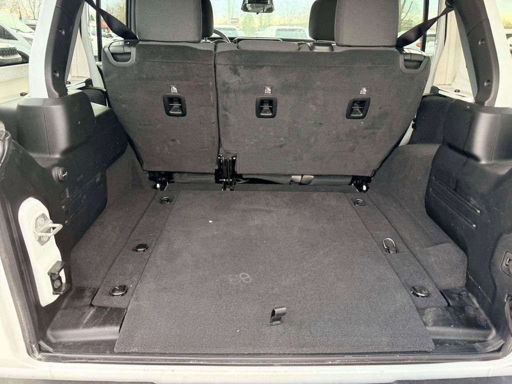 Used 2025 Jeep Wrangler Willys AWD/4WD image 9