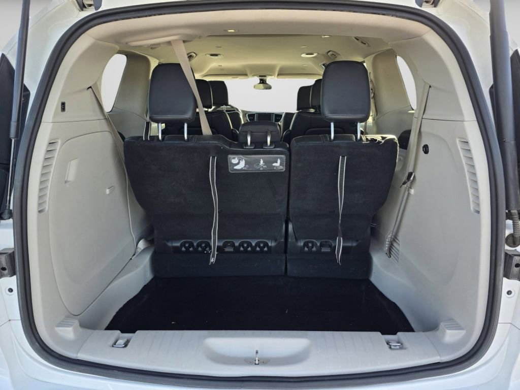Used 2018 Chrysler Pacifica Touring-L FWD image 27