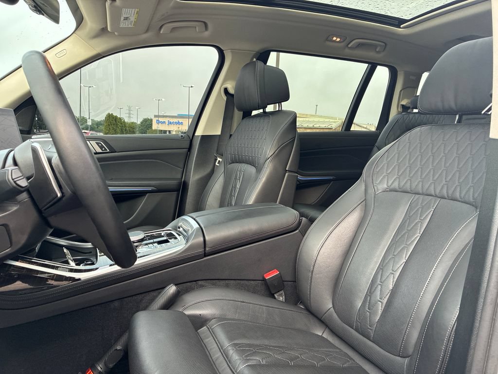 Used 2025 BMW X7 xDrive40i w/ Premium Package AWD/4WD image 12