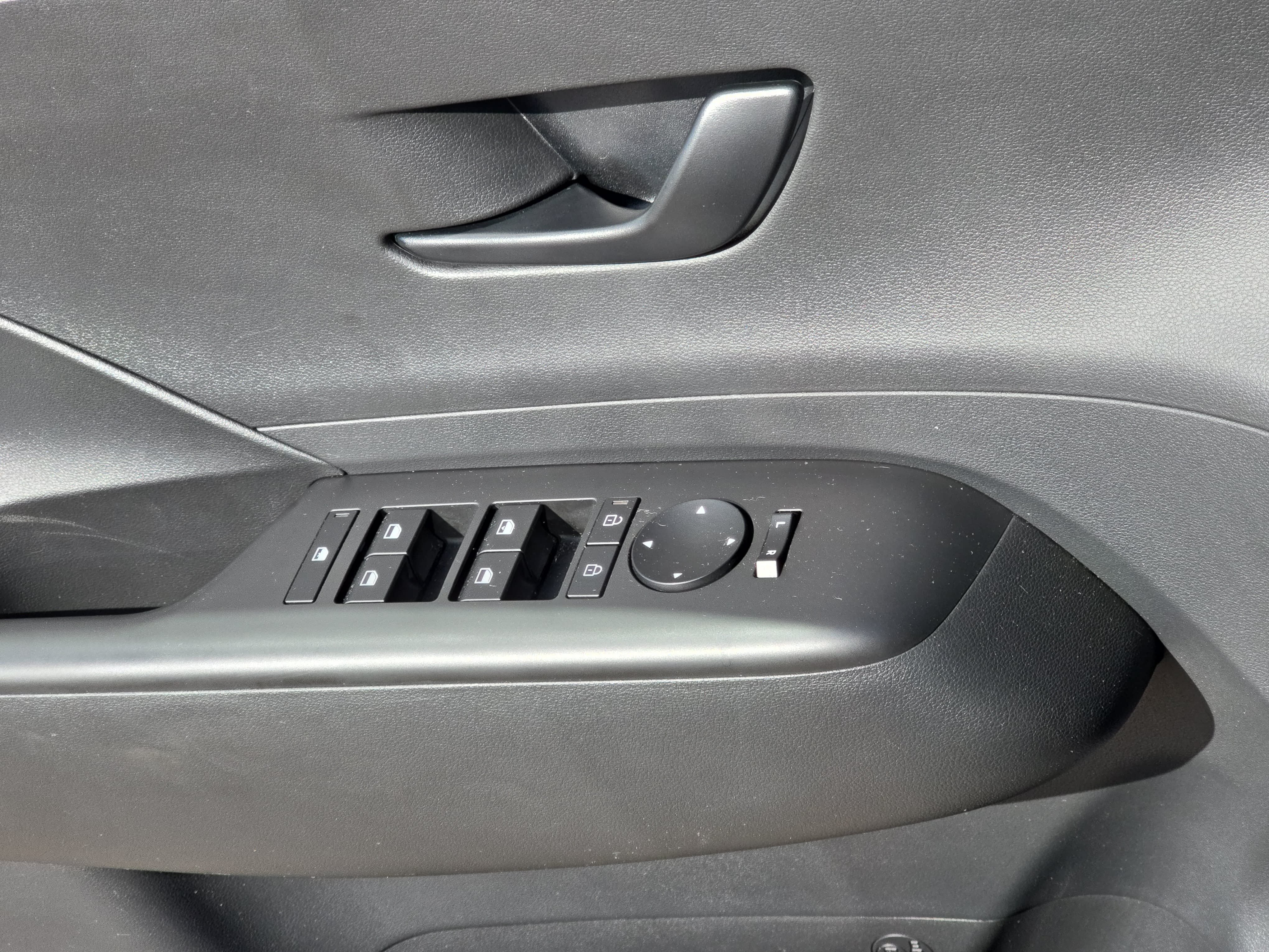 Used 2025 Hyundai Kona SEL FWD image 29