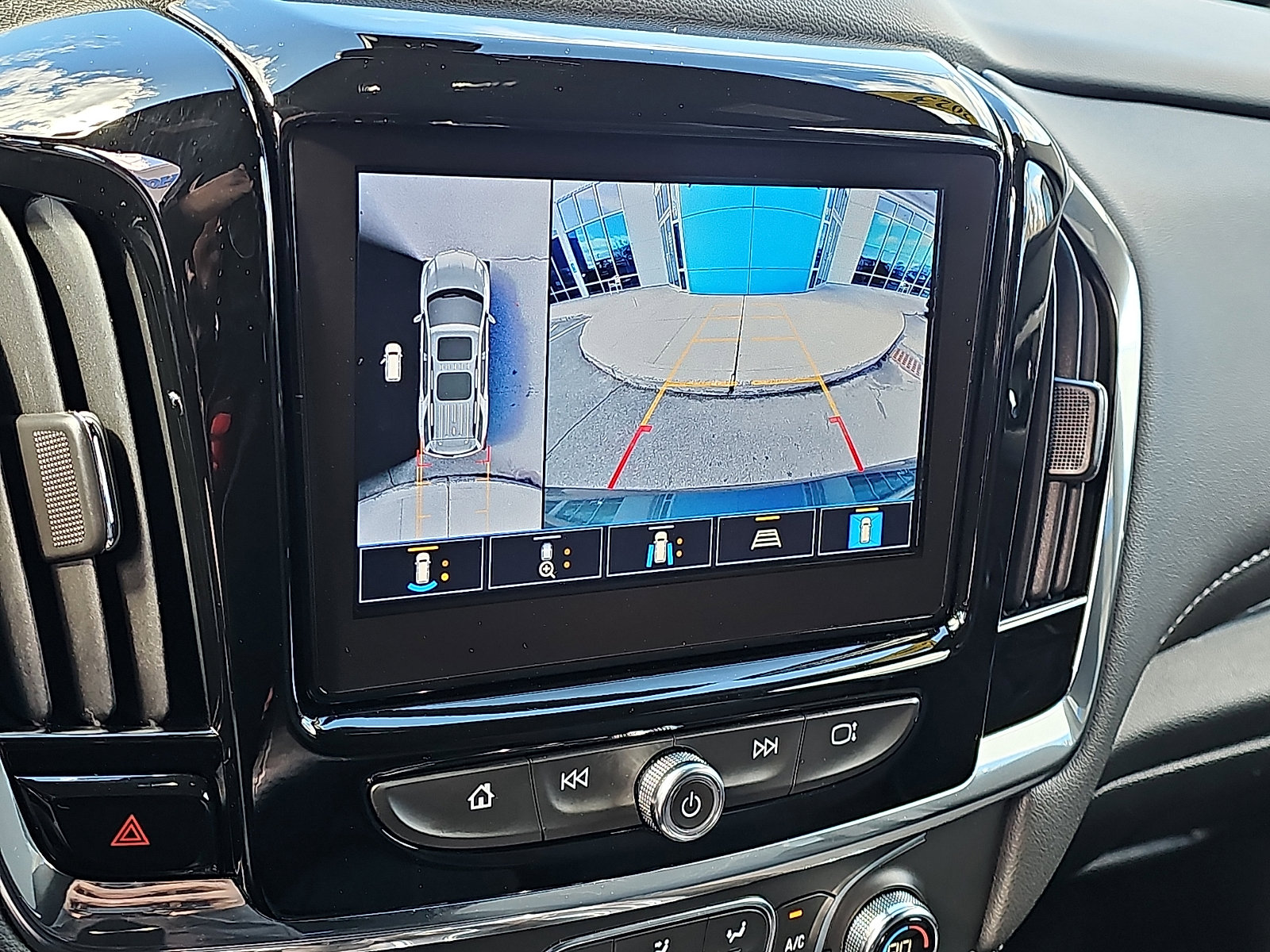 Used 2023 Chevrolet Traverse LT w/ Rear Camera Mirror Package image 20