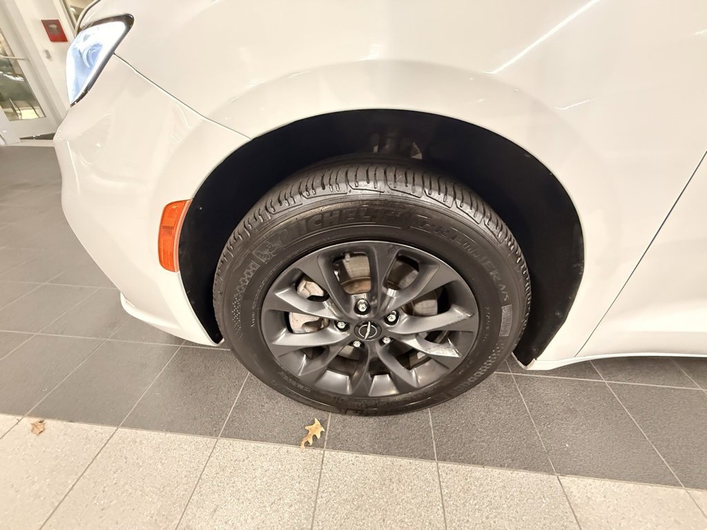 Used 2021 Chrysler Pacifica Touring-L w/ Uconnect Theater Family Group image 51