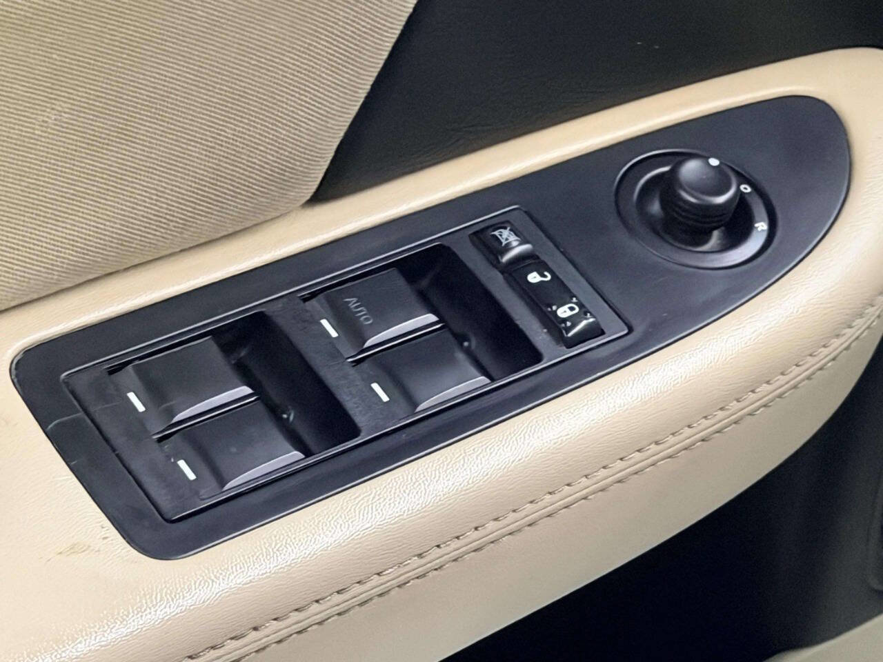 Used 2013 Chrysler 200 Touring image 11