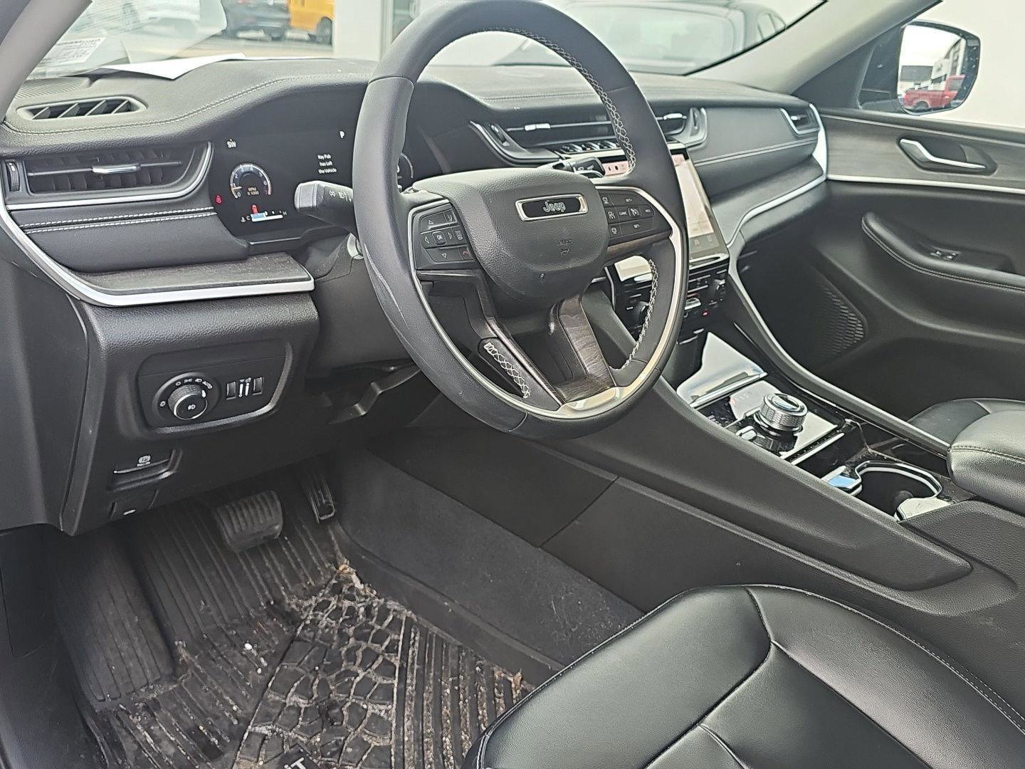 Used 2023 Jeep Grand Cherokee Limited w/ Black Appearance Package AWD/4WD image 7