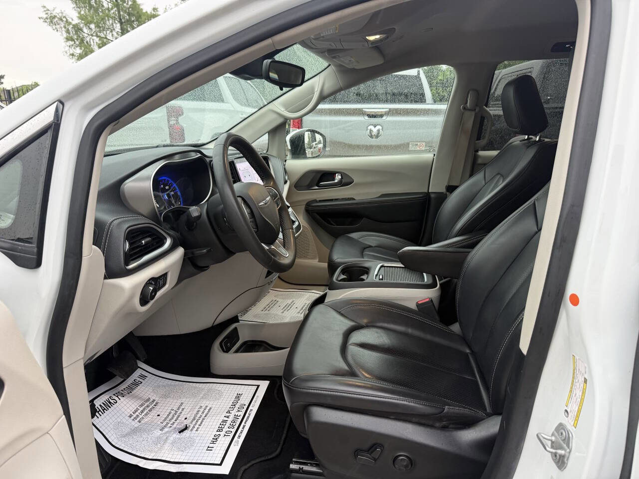 Used 2023 Chrysler Pacifica Touring-L FWD image 7