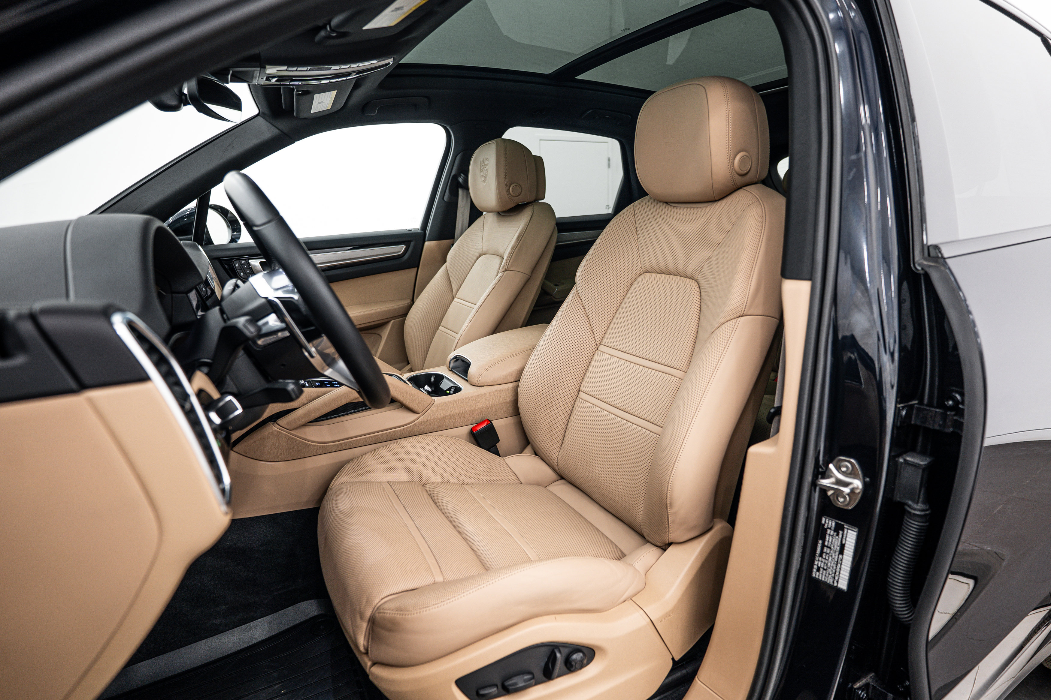 Certified 2023 Porsche Cayenne Platinum Edition image 5