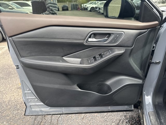 Used 2021 Nissan Rogue Platinum image 14