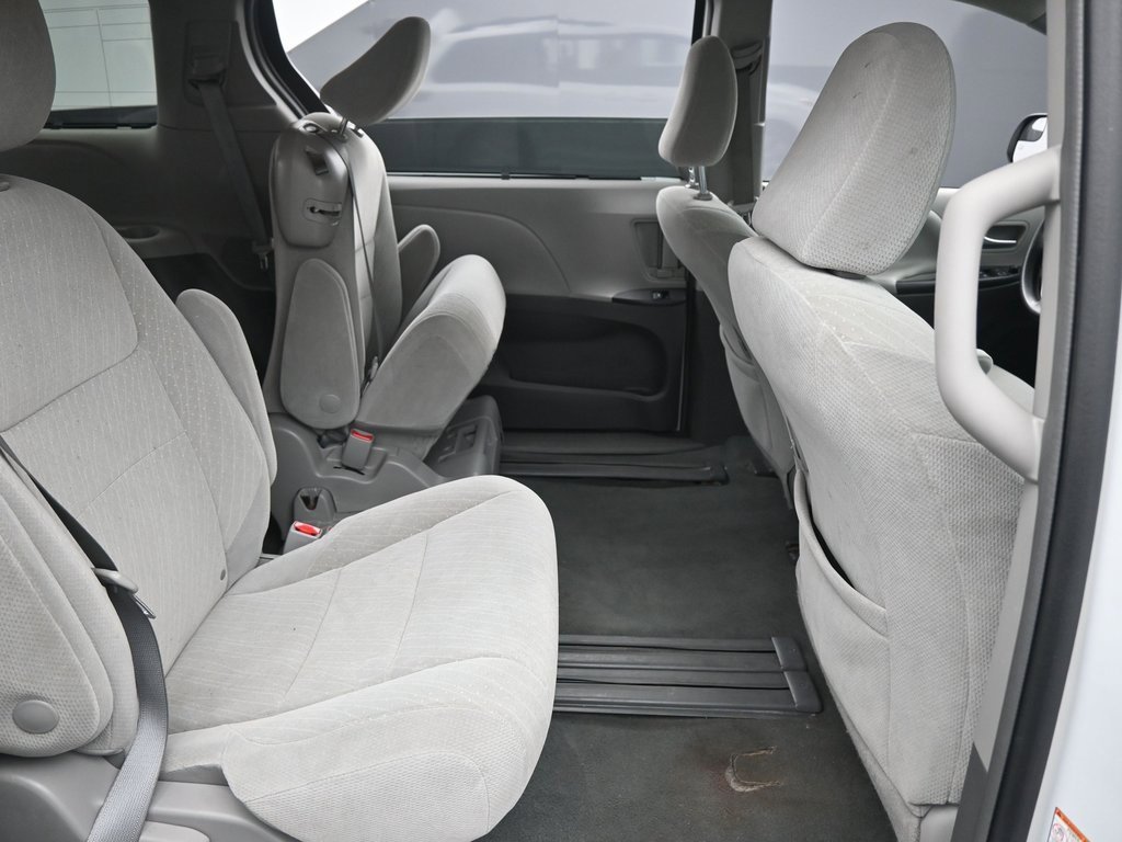 Used 2019 Toyota Sienna LE image 42