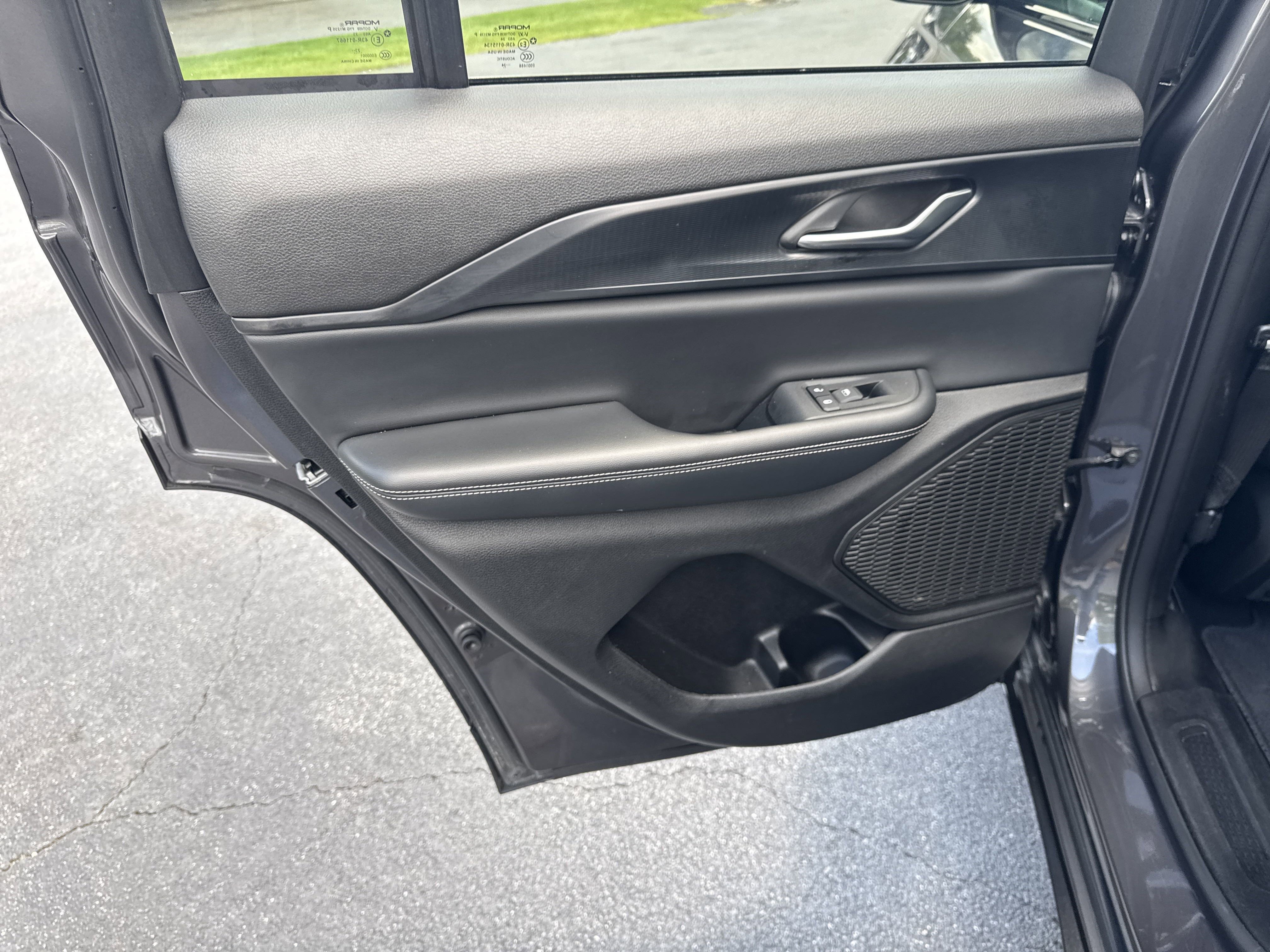 Used 2024 Jeep Grand Cherokee Laredo image 26