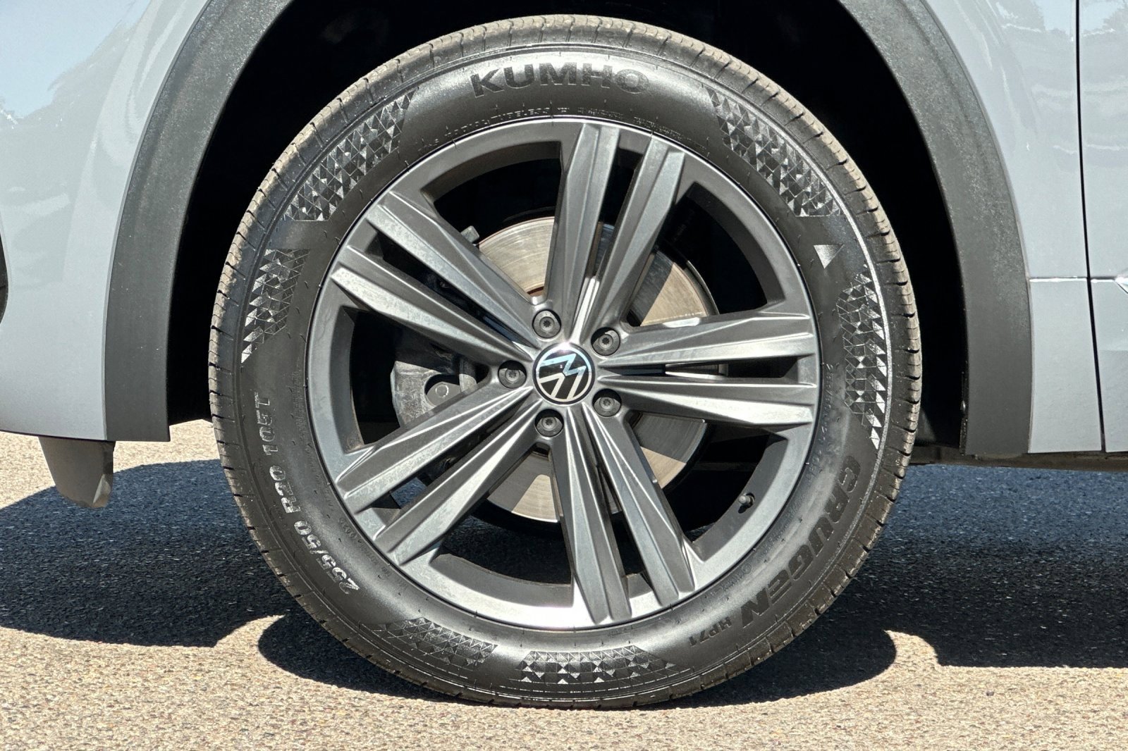 Used 2020 Volkswagen Atlas Cross Sport SE w/ Panoramic Sunroof Package image 25