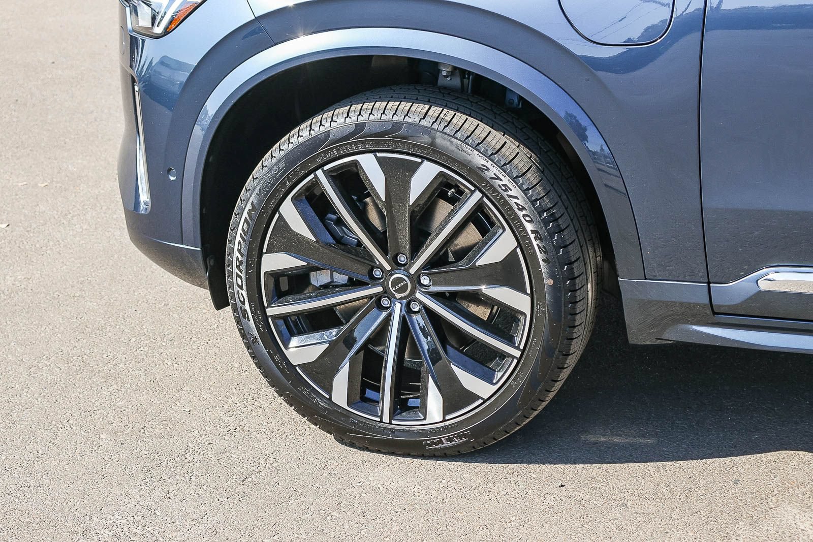 New 2026 Volvo XC90 T8 Plus w/ Protection Package Premier AWD/4WD image 9