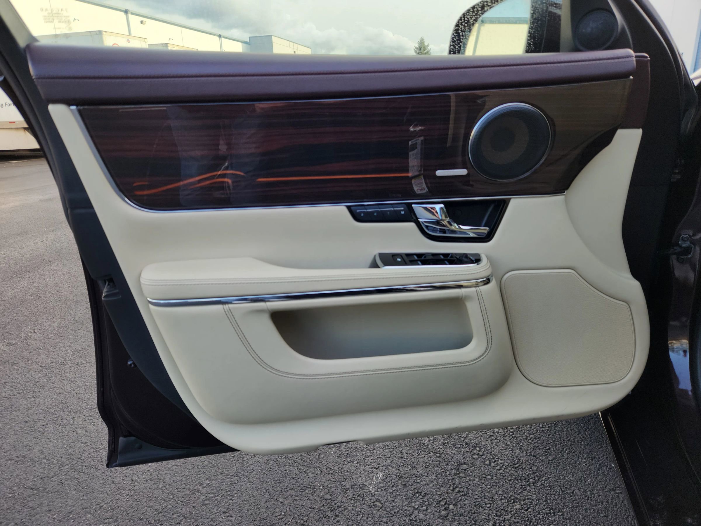 Used 2011 Jaguar XJ L Supersport RWD image 9