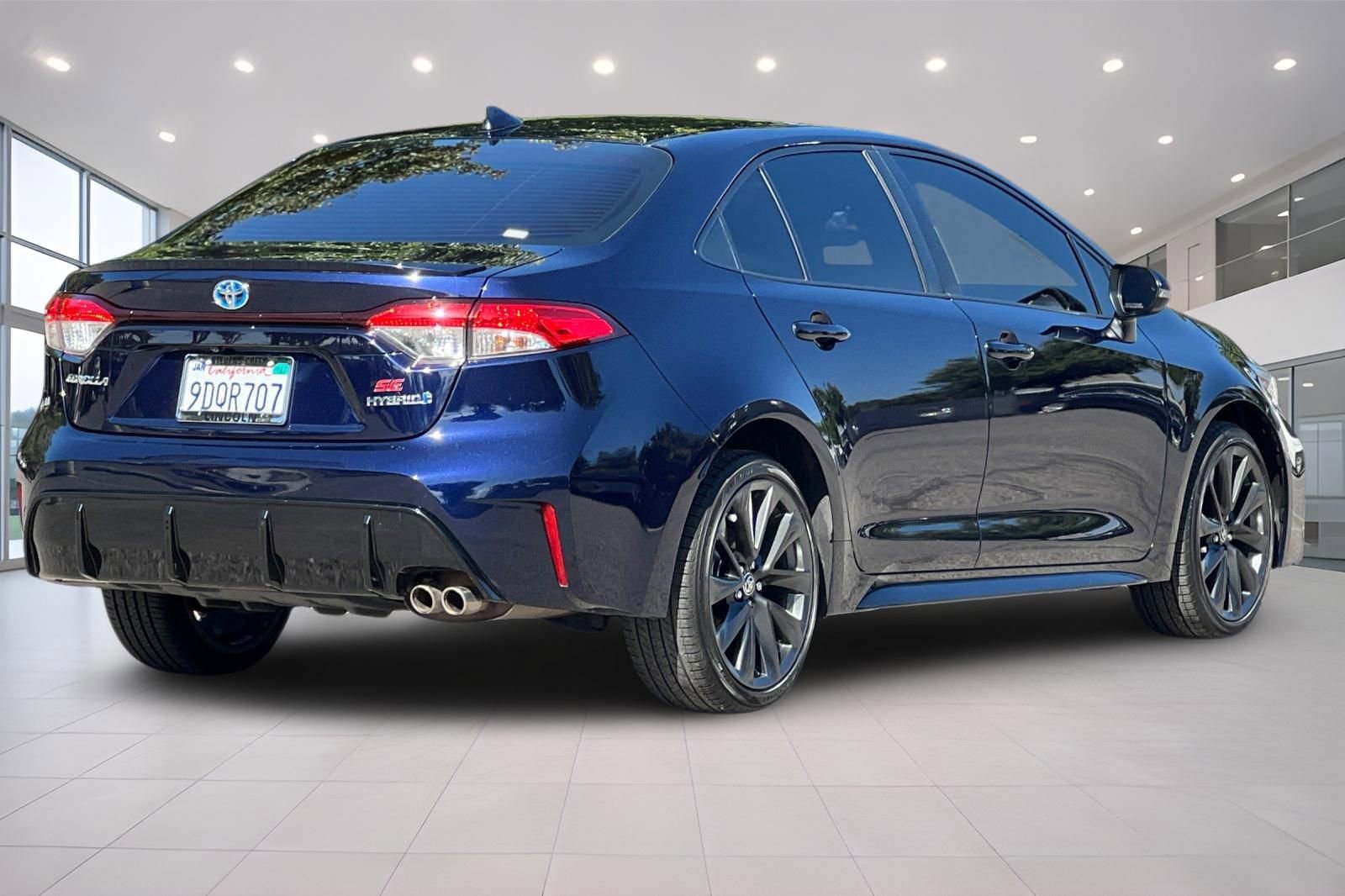 Used 2023 Toyota Corolla SE w/ SE Package FWD image 4