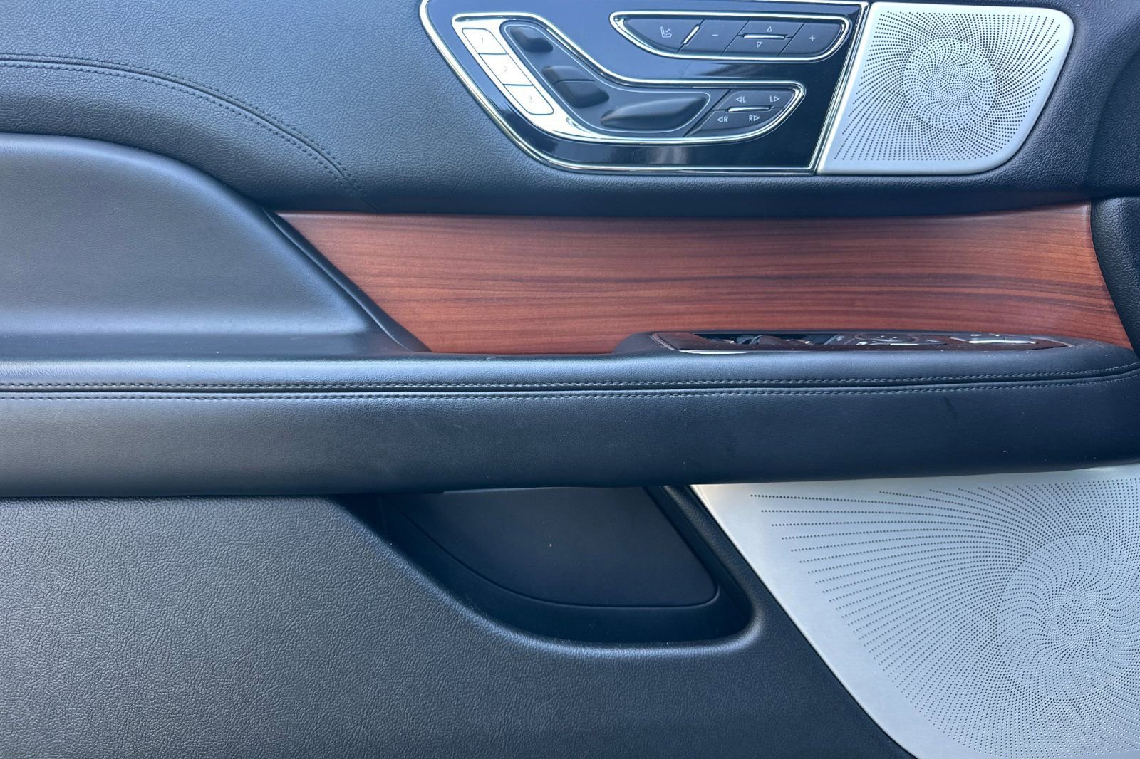 Used 2019 Lincoln Navigator L Reserve image 11