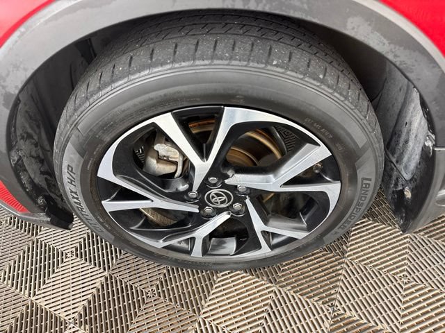 Used 2020 Toyota C-HR XLE FWD image 32