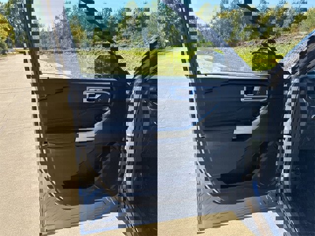 Used 2021 Ford Explorer XLT w/ Equipment Group 202A image 9