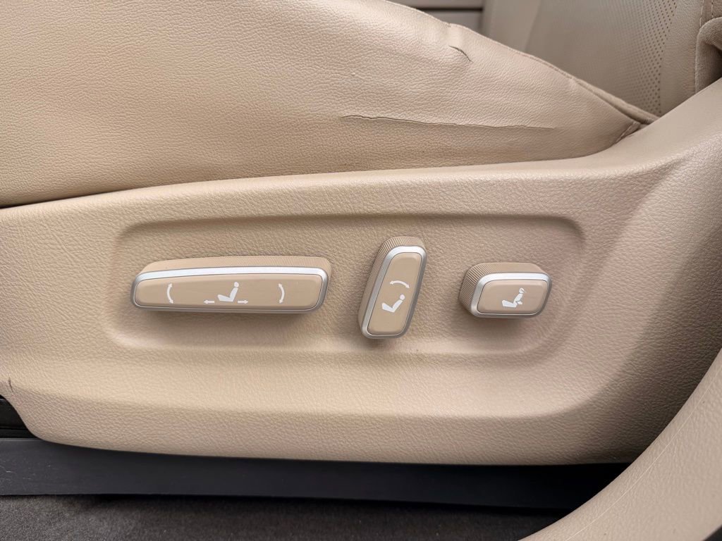 Used 2012 Hyundai Veracruz Limited w/ Entertainment Pkg image 26