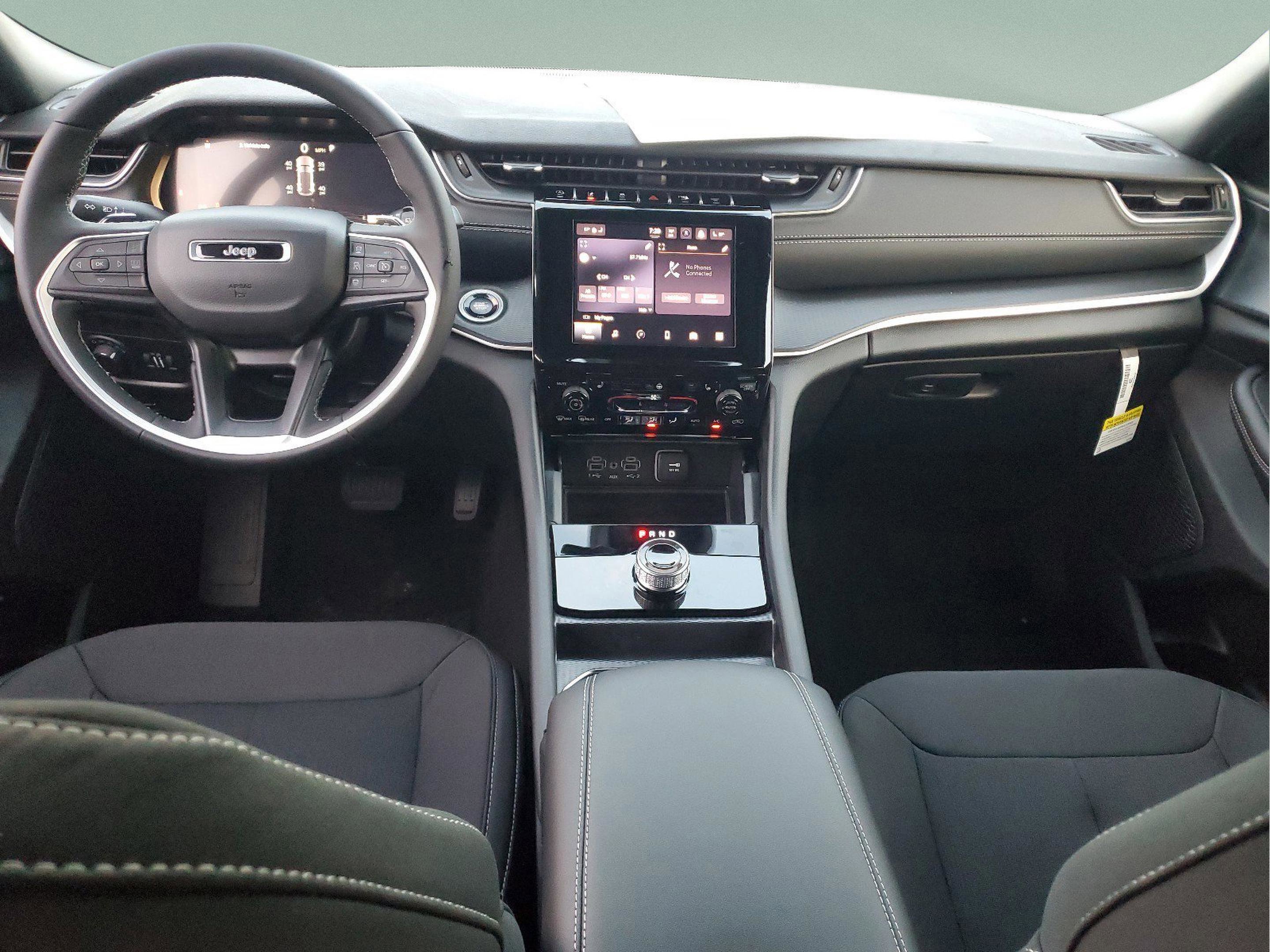 New 2025 Jeep Grand Cherokee Laredo w/ Luxury Tech Group I image 9