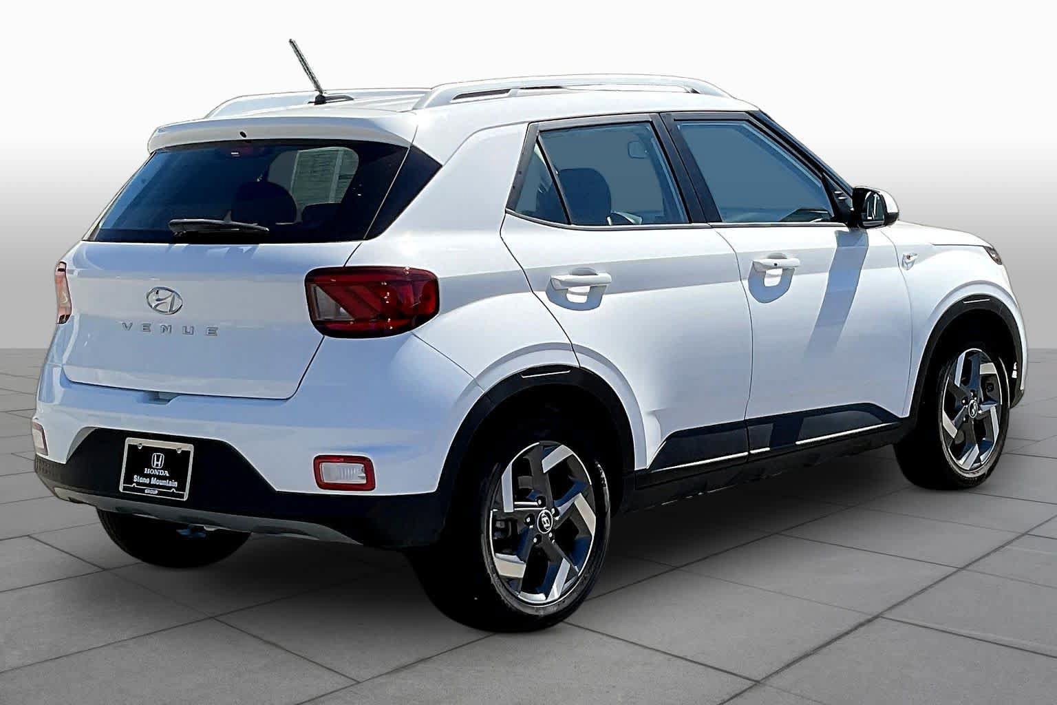 Used 2025 Hyundai Venue SEL FWD image 13