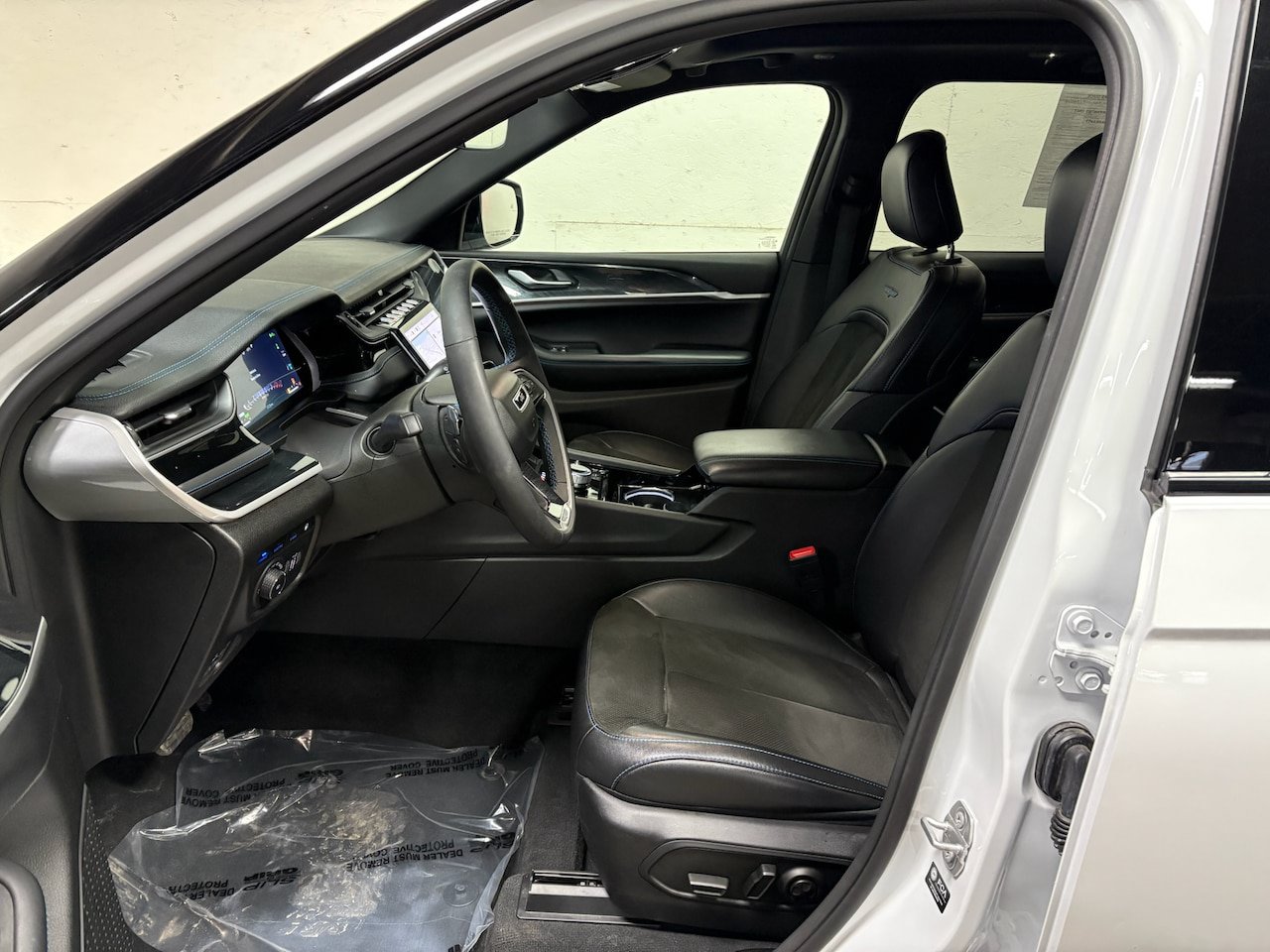 Used 2023 Jeep Grand Cherokee Trailhawk AWD/4WD image 3