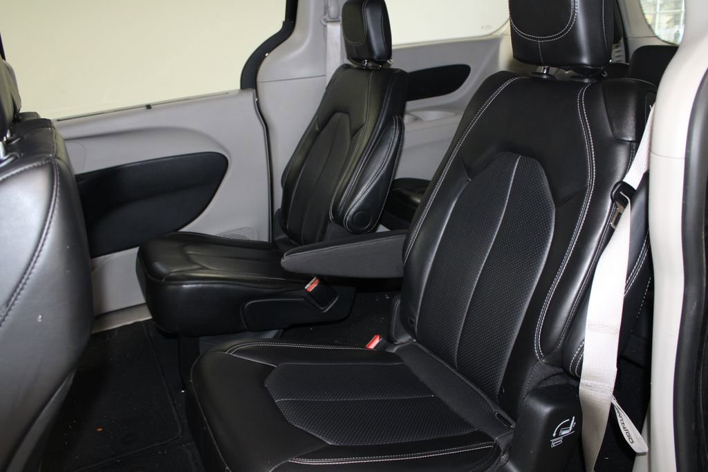 Used 2024 Chrysler Pacifica Touring-L image 36