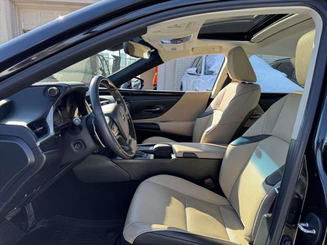 Used 2021 Lexus ES 300h w/ Premium Package image 16