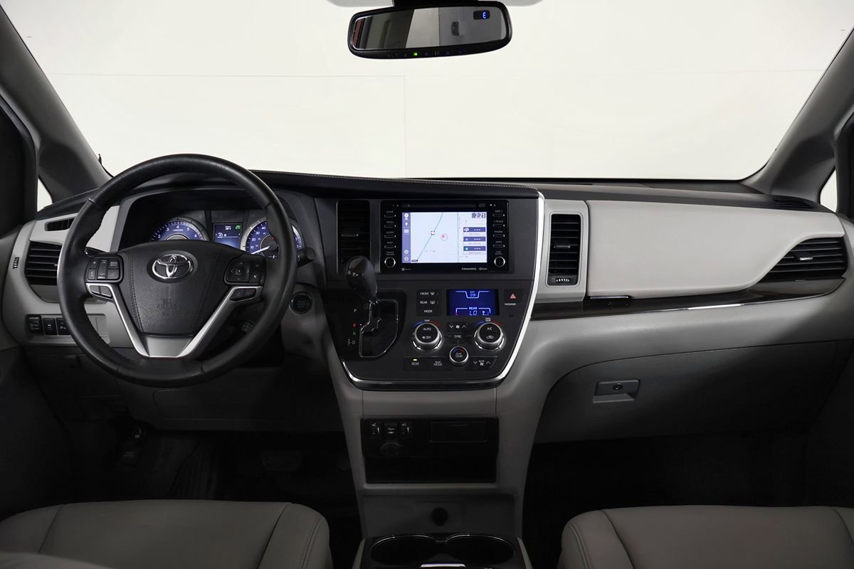 Used 2018 Toyota Sienna XLE w/ XLE Navigation Package FWD image 25