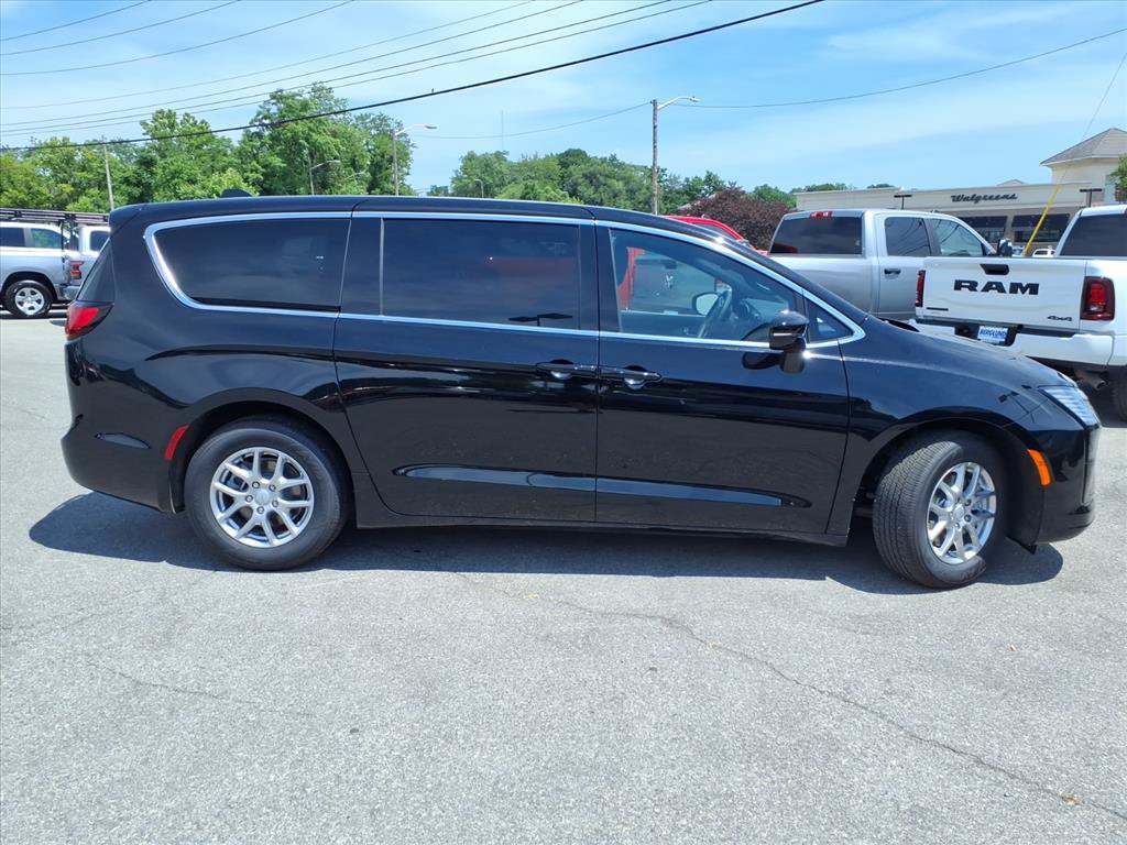 New 2027 Chrysler Pacifica Select FWD image 3