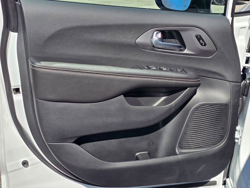 New 2026 Chrysler Pacifica Select image 35