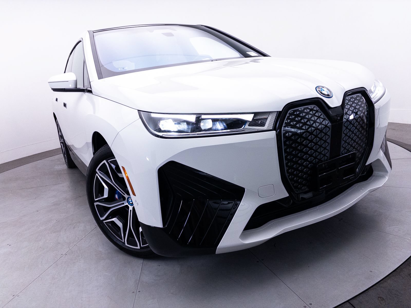 Used 2023 BMW iX M60 w/ Executive Package AWD/4WD image 3