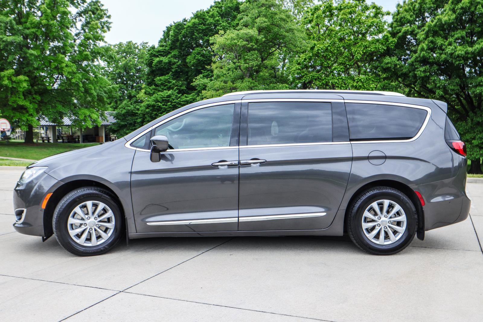 Used 2019 Chrysler Pacifica Touring-L w/ Advanced Safetytec Group FWD image 4
