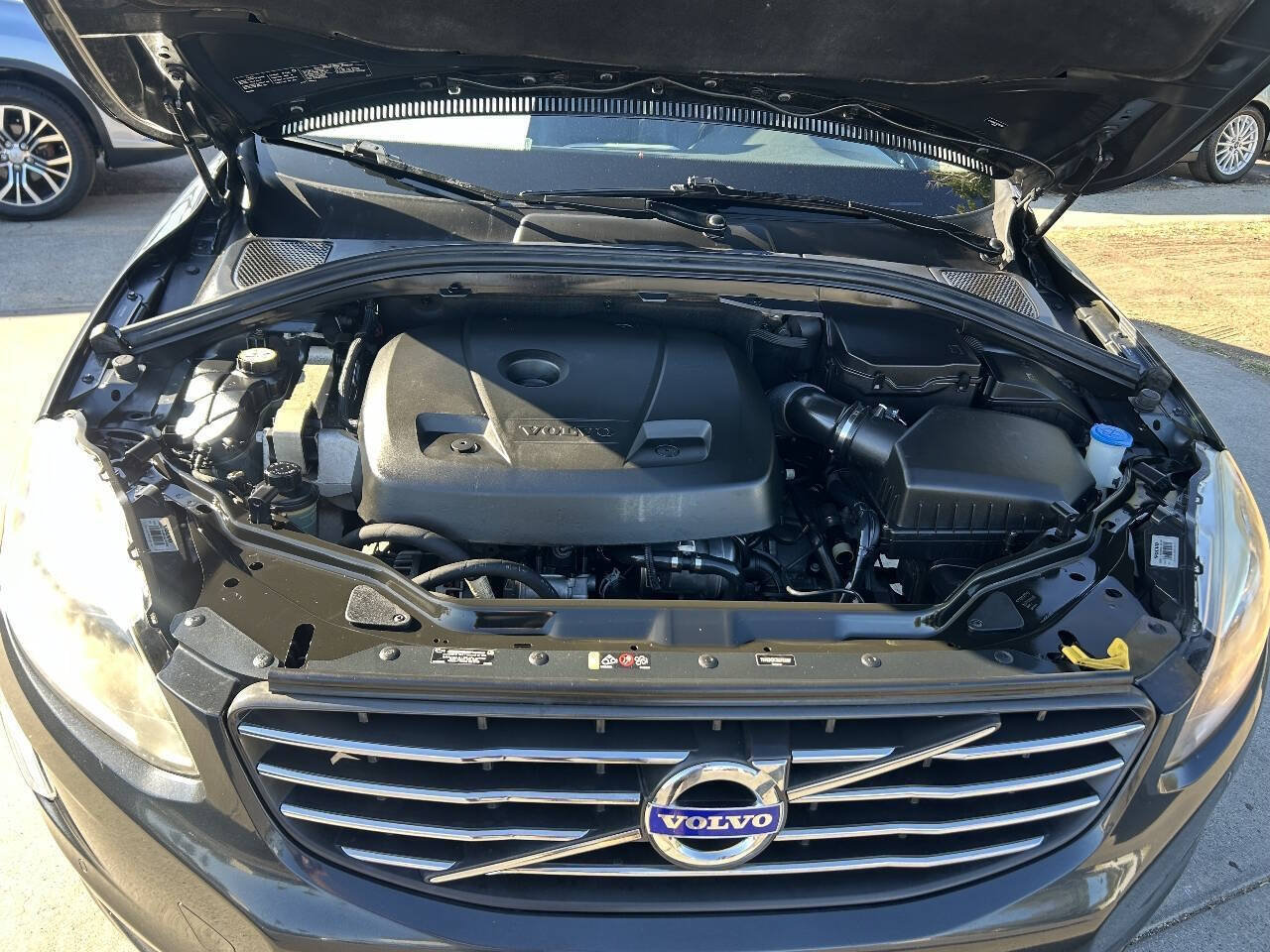 Used 2016 Volvo XC60 T5 Premier w/ Proximity Package FWD image 11