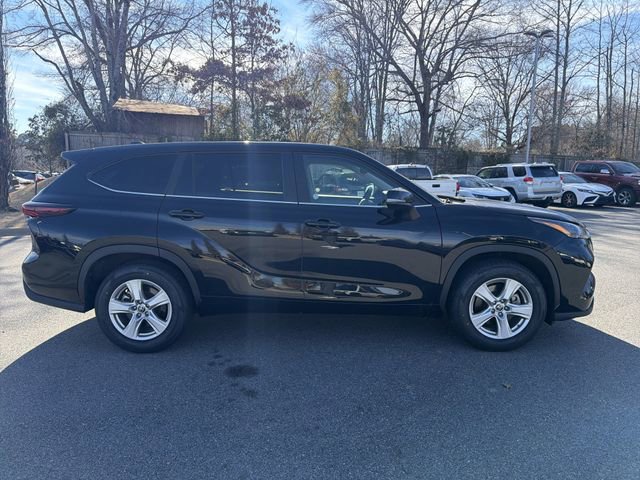 Used 2024 Toyota Highlander LE image 3
