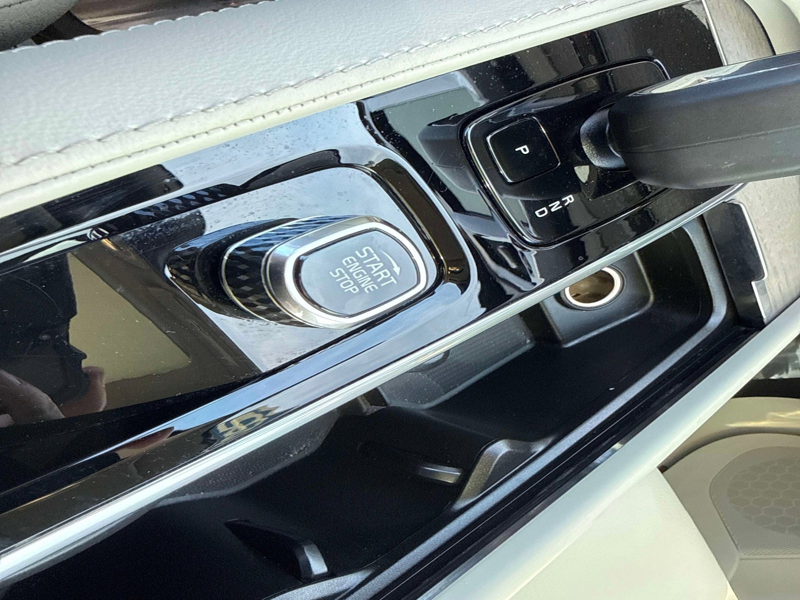 Certified 2025 Volvo XC90 T8 Plus w/ Protection Package Premier image 31