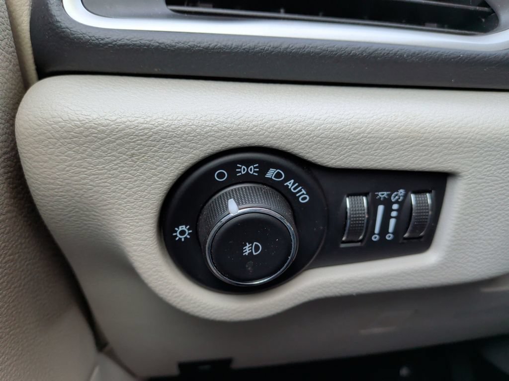 Used 2023 Chrysler Pacifica Touring-L FWD image 26