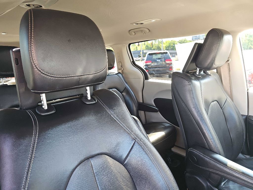 Used 2022 Chrysler Pacifica Touring-L w/ Uconnect Theater Family Group image 65