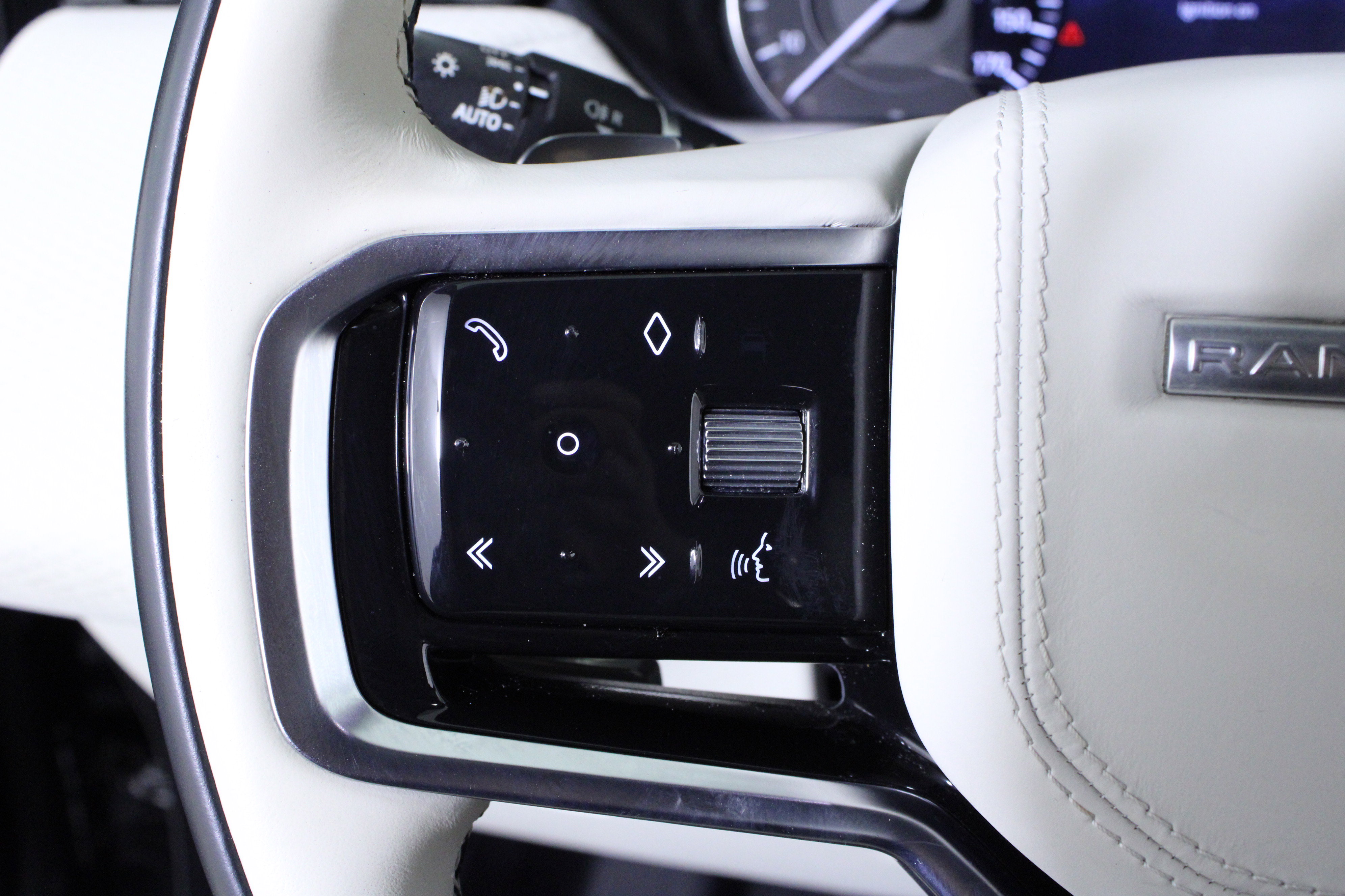 Used 2023 Land Rover Range Rover Velar R-Dynamic S image 24