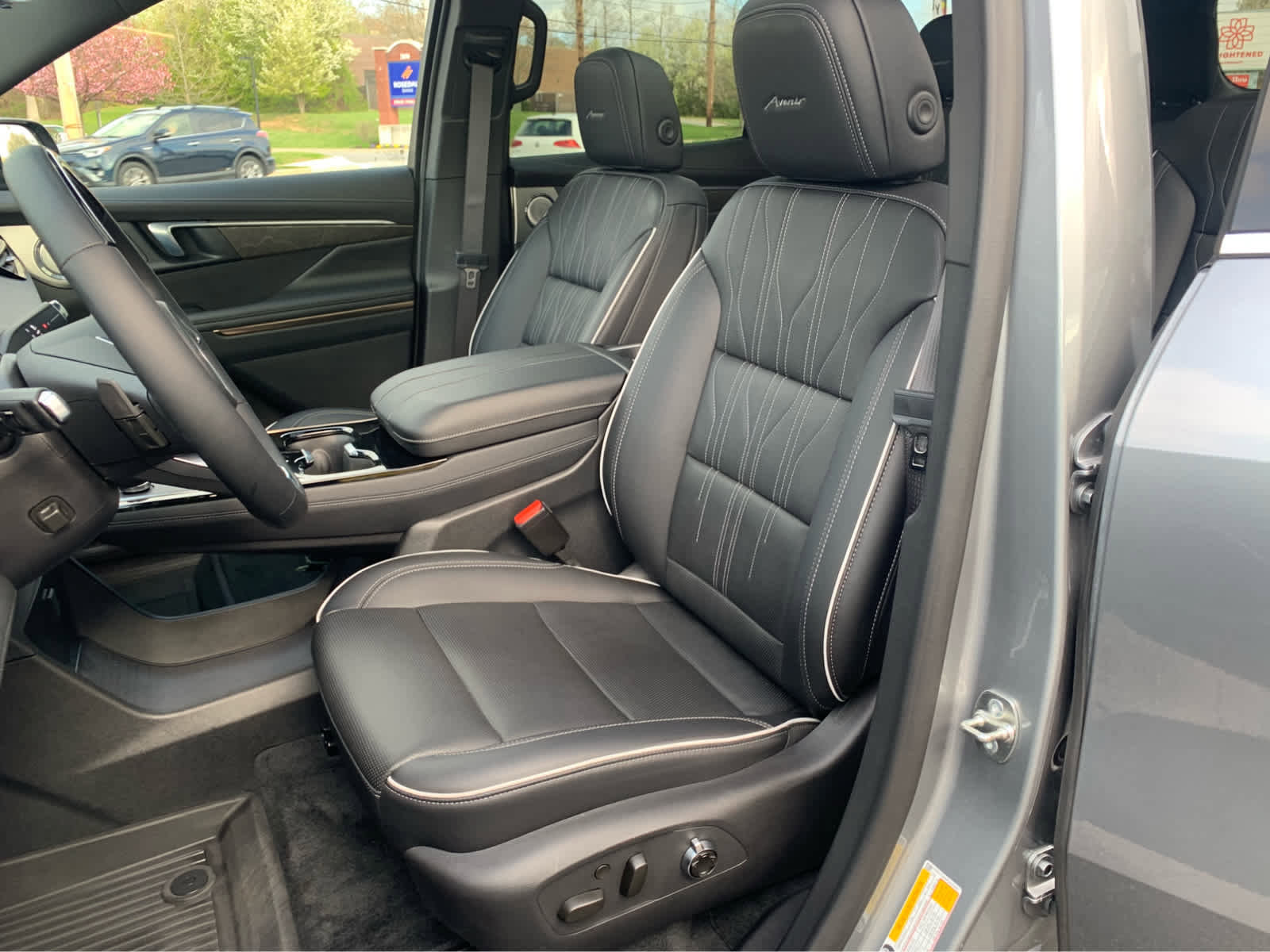 Used 2025 Buick Enclave Avenir w/ Super Cruise Package AWD/4WD image 12