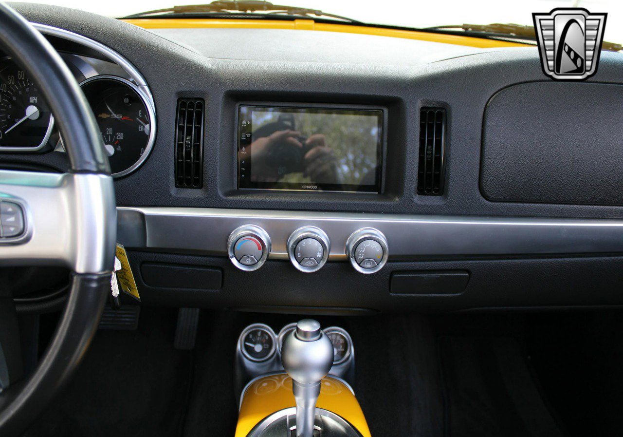 Used 2005 Chevrolet SSR w/ Preferred Equipment Group image 22