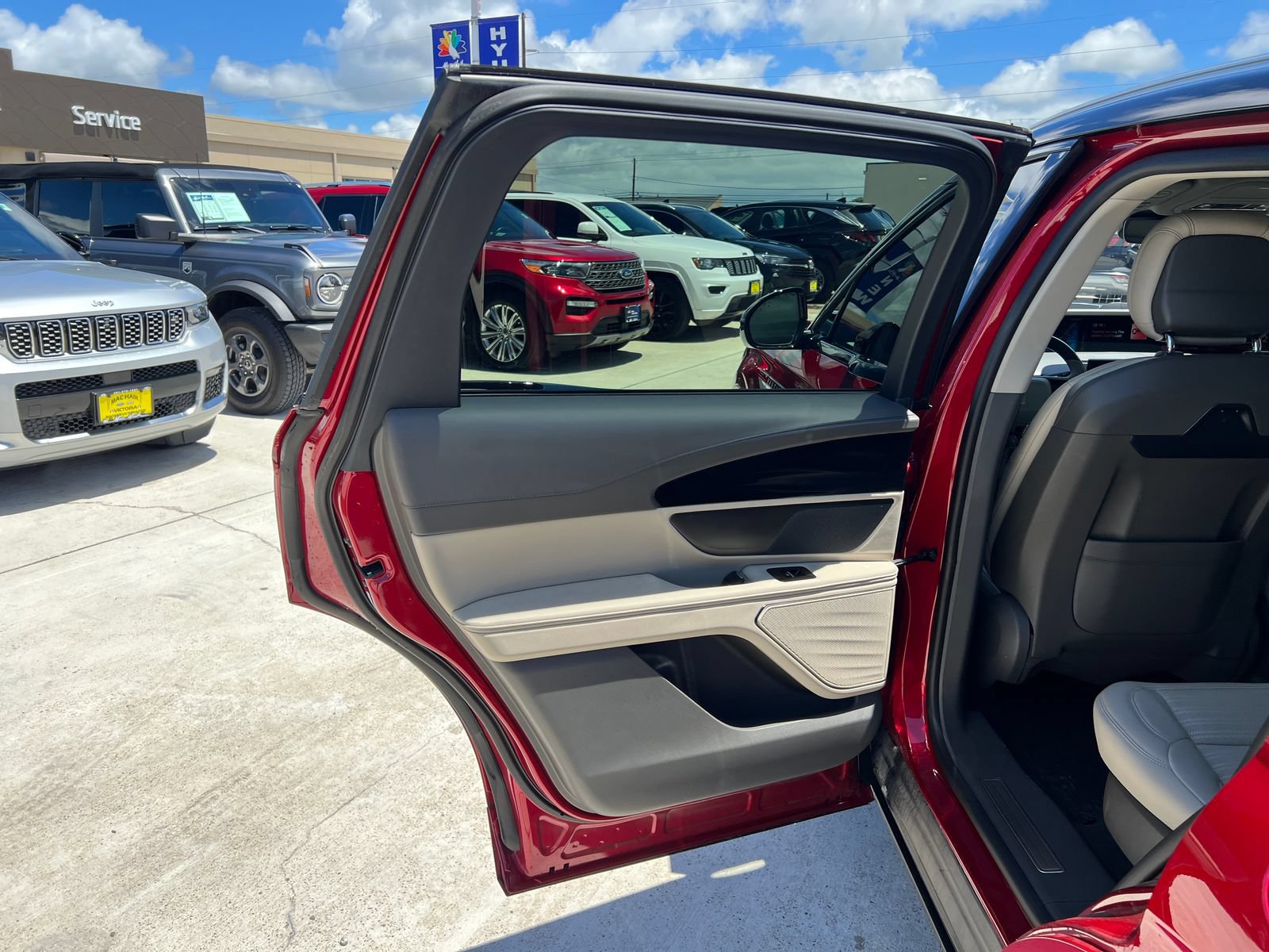Used 2024 Lincoln Nautilus Reserve AWD/4WD image 12
