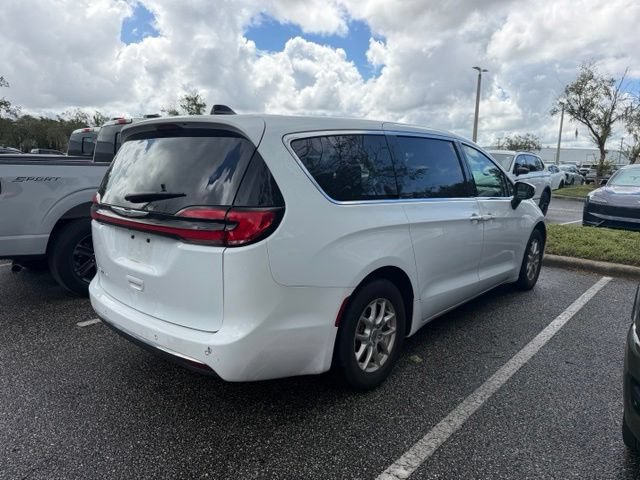 Used 2023 Chrysler Pacifica Touring-L FWD image 8