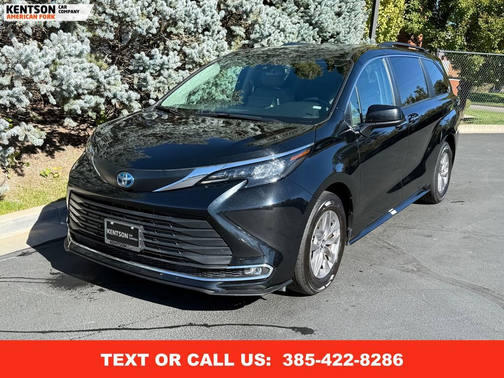 Used 2024 Toyota Sienna XLE image 3
