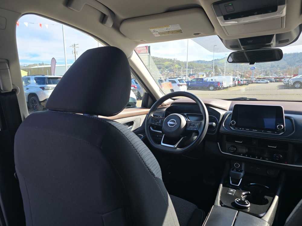 Used 2023 Nissan Rogue SV image 10