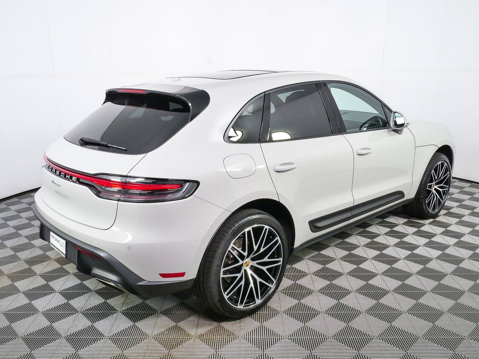 Certified 2026 Porsche Macan AWD/4WD image 27