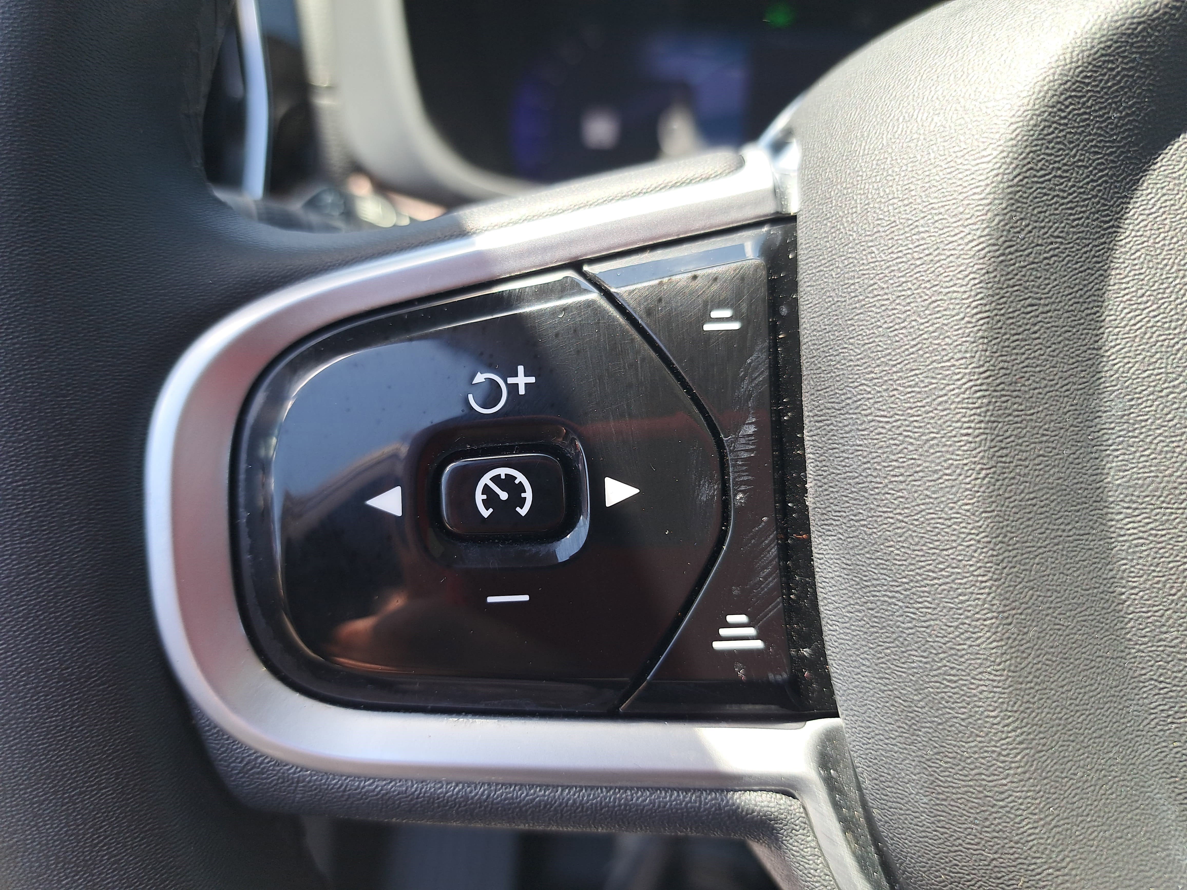 Used 2023 Volvo XC60 B5 Ultimate w/ Climate Package FWD image 17