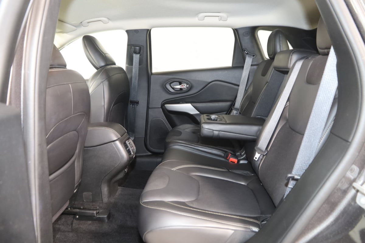 Used 2018 Jeep Cherokee Latitude Plus w/ Cold Weather Group FWD image 44