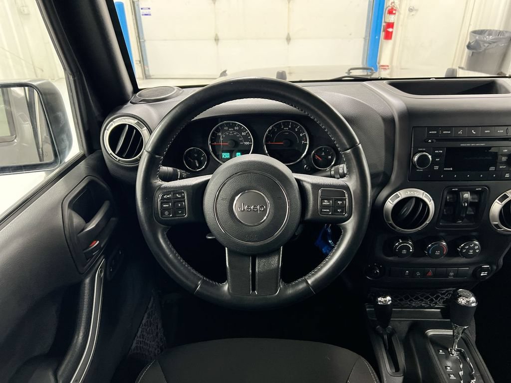 Used 2017 Jeep Wrangler Unlimited Sahara w/ Connectivity Group AWD/4WD image 11