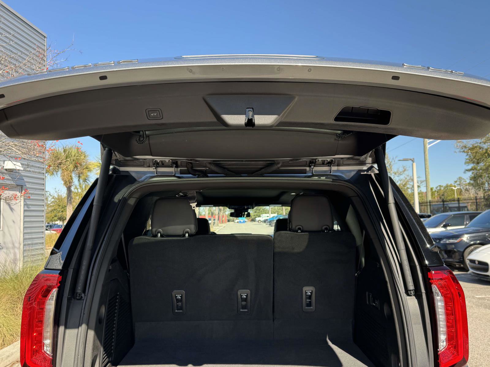 Used 2023 GMC Yukon SLT w/ SLT Luxury Package image 12