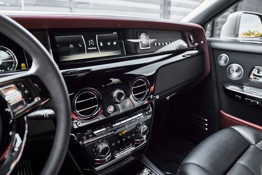 Used 2024 Rolls-Royce Phantom Sedan RWD image 81